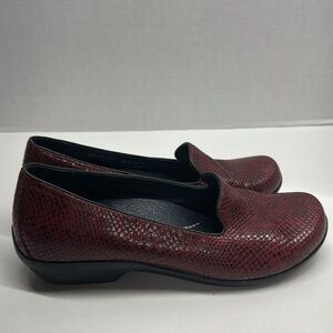 Dansko Olivia Loafer Shoes Slip On Snakeskin Pattern Burgundy Red Size 37 US 7